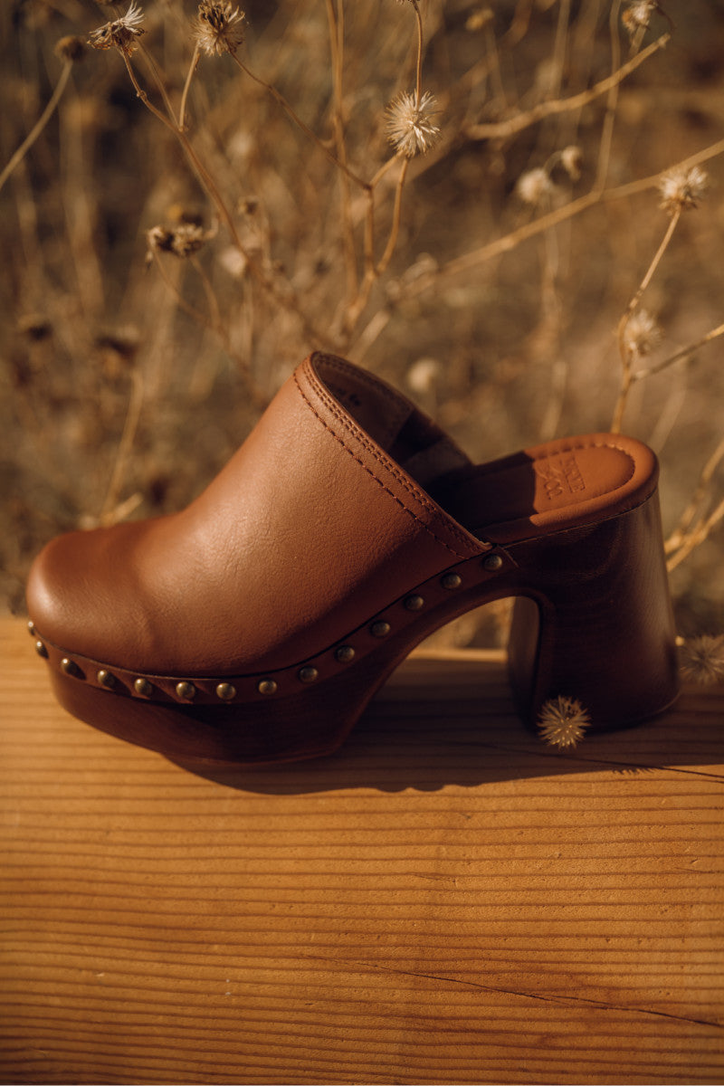 Wylie Clog - Saddle - Outside