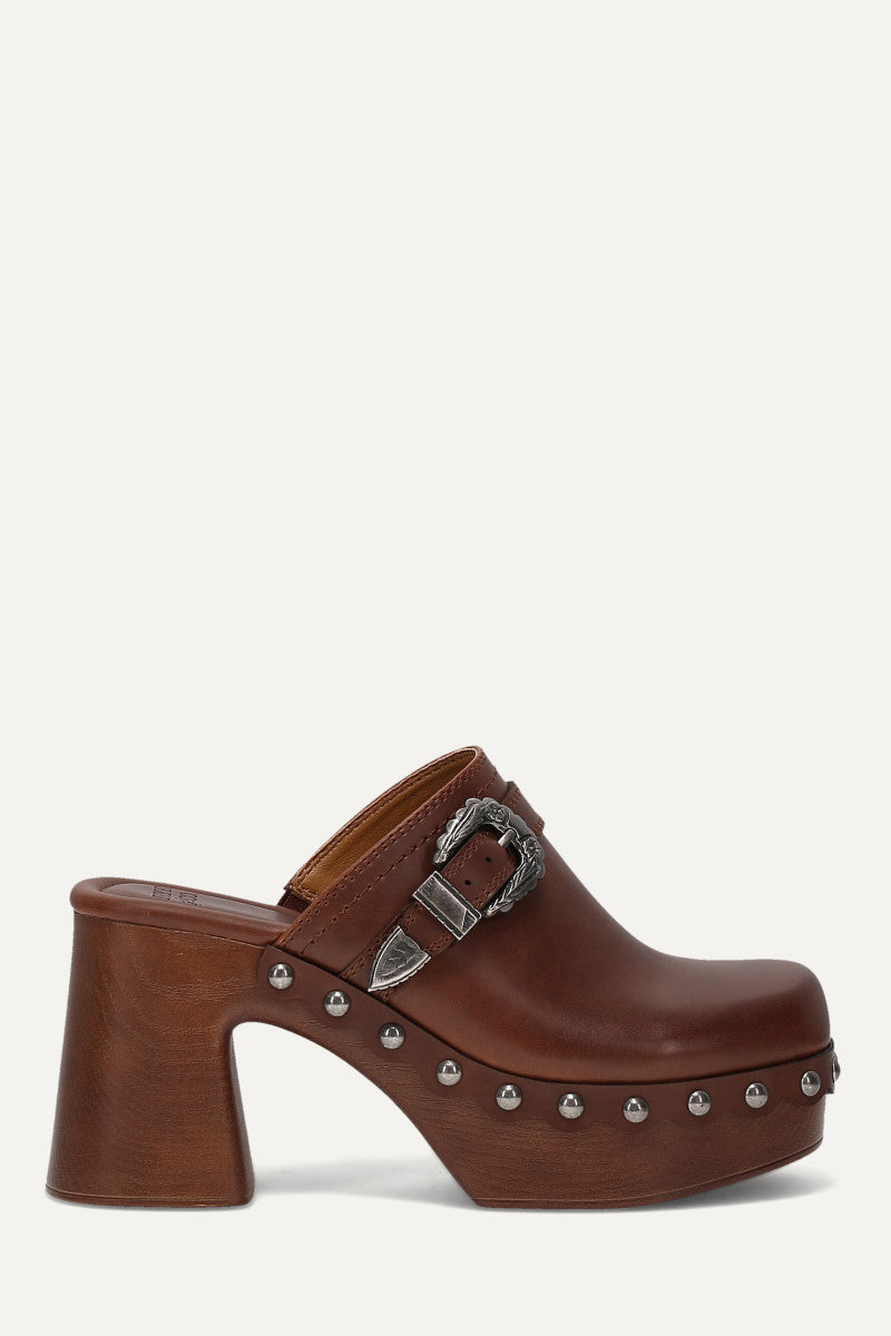 Wylie Scalloped Clog - Auburn - Outside