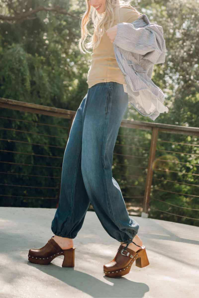 Wylie Scalloped Clog - Auburn - Front